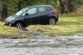 Pogodowy armagedon w Warszawie. Ulice jak rzeki, auta grzęzną w błocie
