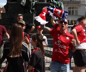 Szalona radość na Rynku Głównym. Kibice Wisły Kraków świętowali zdobycie piątego Pucharu Polski