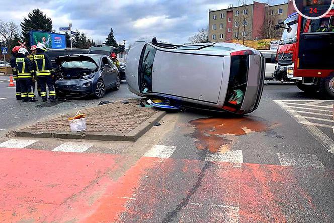 Fatalny wypadek w Pruszkowie. BMW roztrzaskane, ford na boku