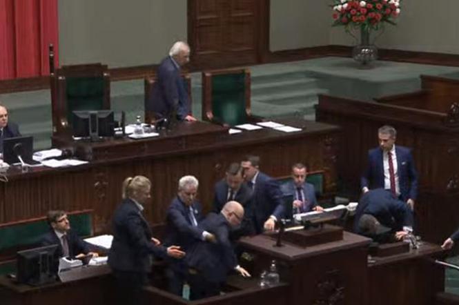 Poseł ZASŁABŁ w czasie wystąpienia w Sejmie! Politycy rzucili się na pomoc  [WIDEO]