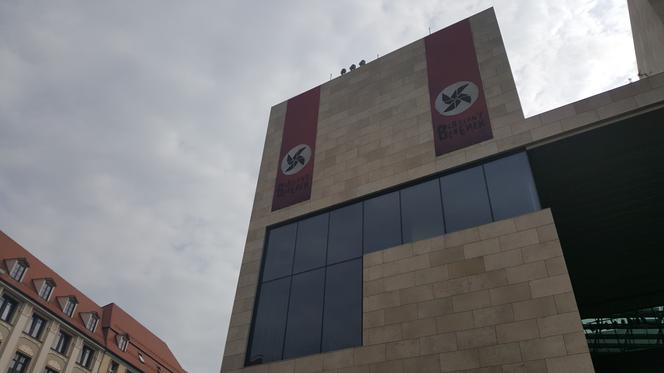 Te flagi na Teatrze Capitol wzbudzają sporo kontrowersji. Nawiązanie do symboliki nazistowskiej to nie przypadek [AUDIO]