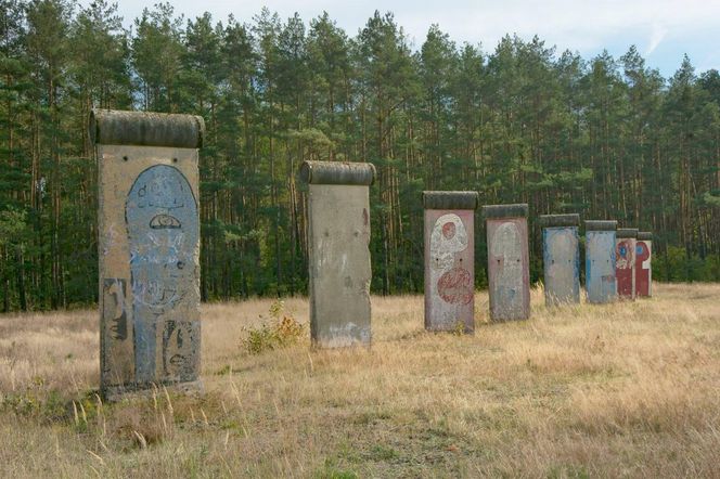 Największa kolekcja muru berlińskiego jest pod Wrocławiem. Na polu ustawiono kilkadziesiąt żelbetowych płyt z NRD