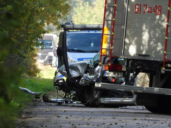 Śmierć na drodze pod Pułtuskiem. Zderzyli się czołowo, jeden z kierowców wypadł z auta