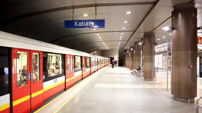 Metro w Warszawie już wozi pasażerów, ale wciąż są drążone nowe linie