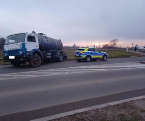 Kierowca szambiarki w kajdankach. Niedaleko Gostynia spuścił płyn do rowu, a podczas interwencji policji był agresywny