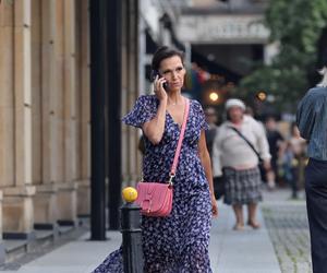 Olga Bończyk z telefonem na czerwonym świetle