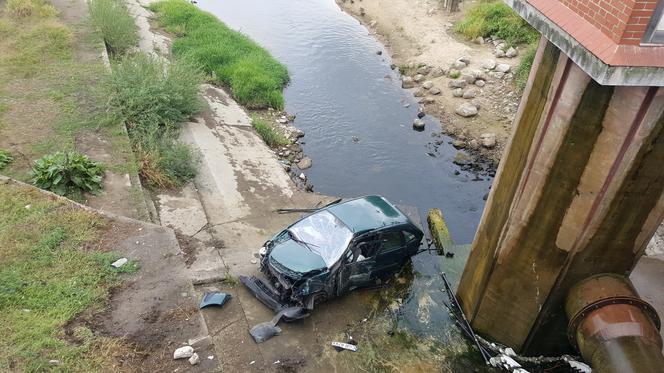 Auto przebiło barierki i wleciało do ujścia Trynki do Wisły w Grudziądzu