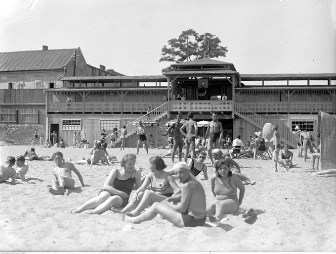 Plażowicze podczas wypoczynku. Zdjęcie zrobione w 1930 roku 