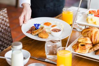 Jesz śniadania w hotelach? Te dania może i wyglądają apetycznie, ale omijaj szerokim łukiem. Przeczytaj, zanim ruszysz na wakacje