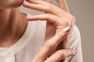 Lniane paznokcie to idealny manicure dla minimalistek. Pasuje do wszystkiego, odmładza dłonie, nie widać na nim odrostu 