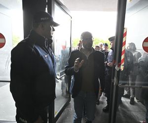 Komornicy na Modlińskiej. Nerwowe starcie przy hali na Białołęce. Ostry konflikt kupców z zarządcą hali