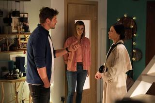 M jak miłość odc. 1748. Marcin (Mikołaj Roznerski), Kama (Michalina Sosna), Iza (Adriana Kalska)