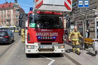 Fragment gzymsu odpadł od kamienicy w centrum Krakowa