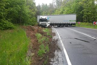 Wypadek na DK 16. Samochód ciężarowy wpadł w poślizg