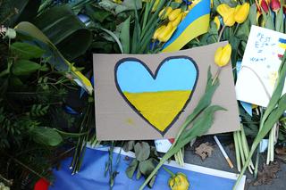 Warszawiacy, w geście solidarności, składają kwiaty pod ambasadą Ukrainy.