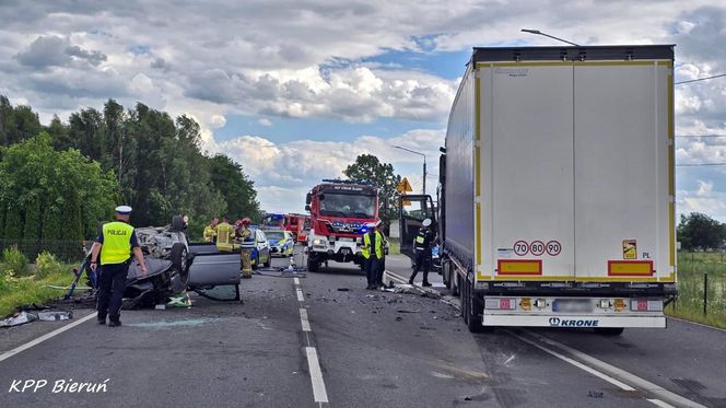Wypadek w Chełmie Śląskim. Kierowca wjechał pod ciężarówkę