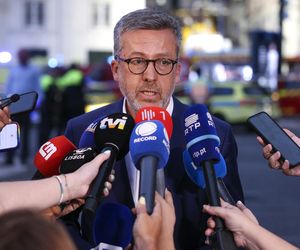 Katastrofa kolejki turystycznej! Wypadła z szyn i gruchnęła w budynek. Co najmniej 15 osób nie żyje!