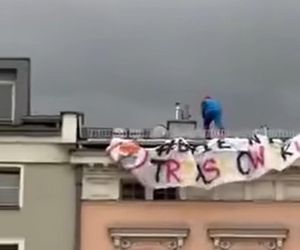 Szok w Gliwicach. Dwóch Spider-Manów rozwiesiło na dachu baner Byle nie Trzaskowski
