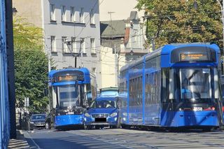 Czarna seria wypadków w Krakowie: kolizja z tramwajami, wjazd samochodu w wał przeciwpowodziowy