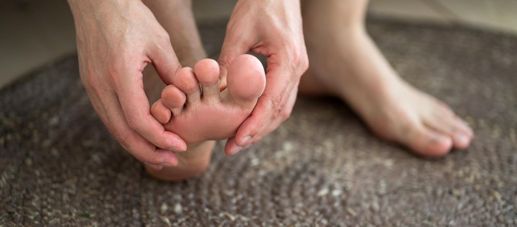 6 paznokieć u stóp nie jest rzadkością. Zwróć uwagę na konkretny palec