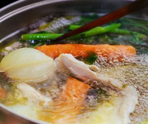 Magiczny rosół Ani Lewandowskiej - czy dodawanie składników z zegarkiem w ręku ma sens?