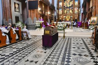 Pogrzeb abp Stanisława Szymeckiego. Arcybiskup senior archidiecezji białostockiej spoczął w krypcie archikatedry