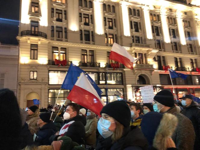 Manifecja w obronie TVN przed Pałacem Prezydenckim w Warszawie