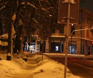 Lublin wieczorową porą. W mieście świąteczne ozdoby i hałdy śniegu. Zobacz zdjęcia!