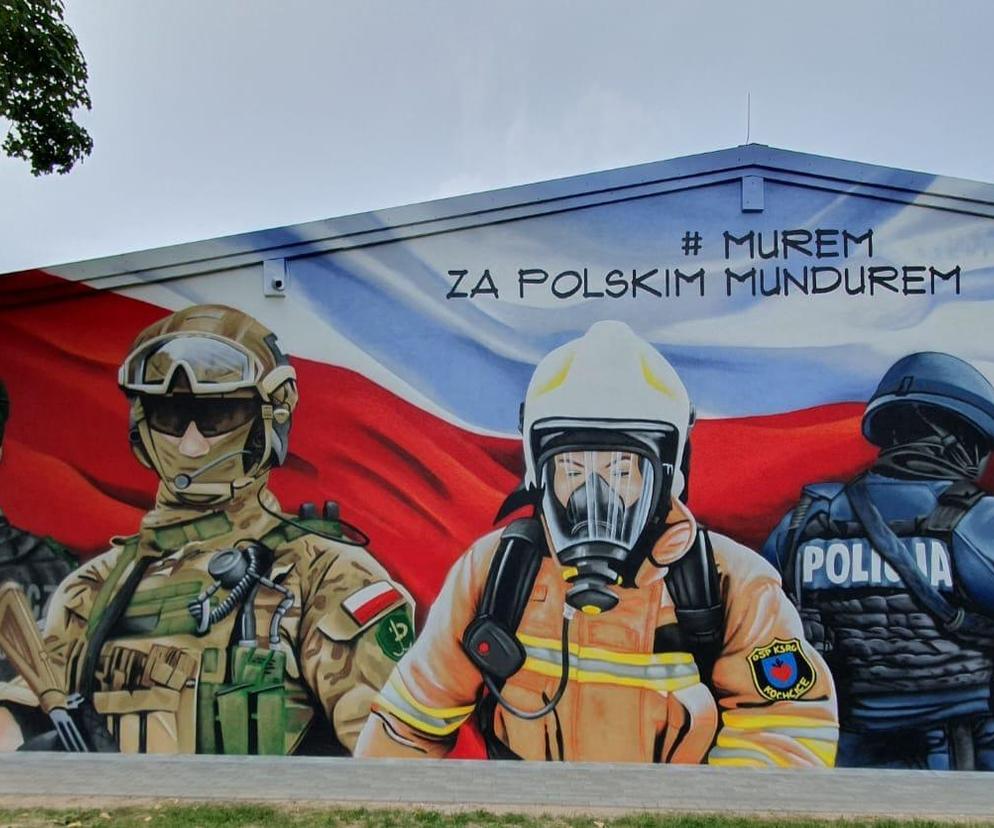 Efektowny mural powstał na ścianie remizy OSP Kochcice. Murem za polskim mundurem