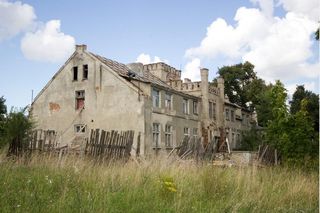 Ta wieś na Mazurach „pamięta” średniowiecze. Z tamtejszym dworem wiąże się zaskakująca legenda