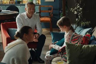 M jak miłość odcinek 1735 po wakacjach. Magda (Anna Mucha), Andrzej Budzyński (Krystian Wieczorek), Nadia (Mira Fareniuk)