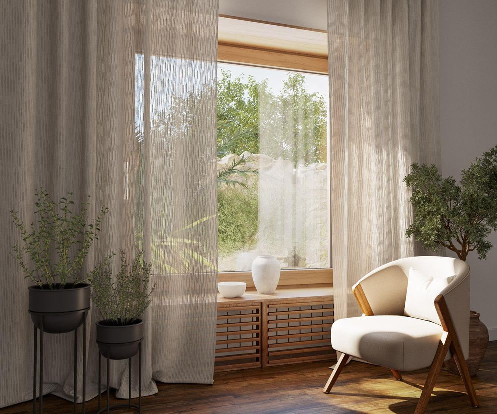 Romantyczne czy minimalistyczne? Najmodniejsze firany 2025 do salonu i sypialni