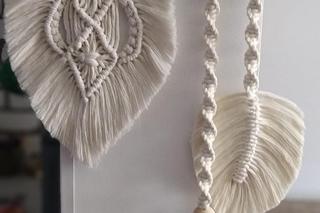 Kijem sznurkiem i pędzlem wypełnia swój czas