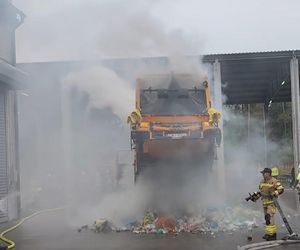 Płonąca śmieciarka zaskoczyła strażaków podczas ćwiczeń. Tego nie było w scenariuszu