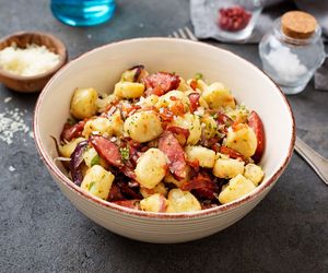 Przepysznie proste gnocchi z kiełbasą z patelni: szybkie danie dla zaganianych