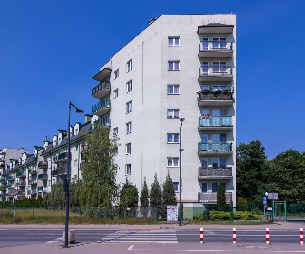 Oto najwęższy blok w Warszawie - zdjęcia budynku z Odkrytej 55C