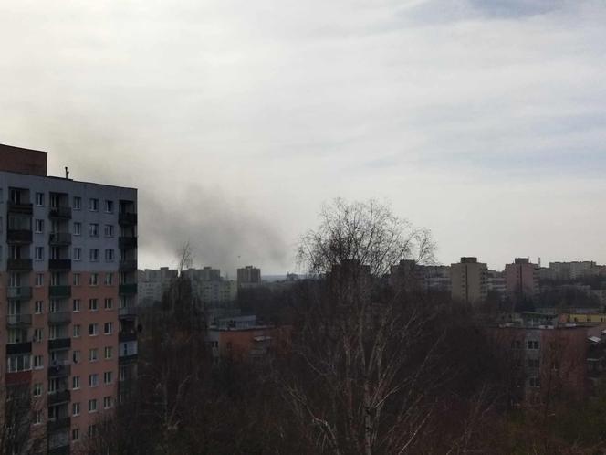 Dym widać z wielu kilometrów. Zapalił się dach lubelskiego budynku