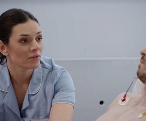 	Pierwsza miłość odc. 3779. Kacper Nowaczyk (Damian Kulec), pielęgniarka Basia Sośniak (Anna Jarosik)