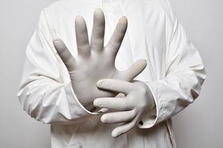 W trakcie pandemii oszukiwał na rękawiczkach nitrylowych. Przekręt na 1,5 miliona złotych