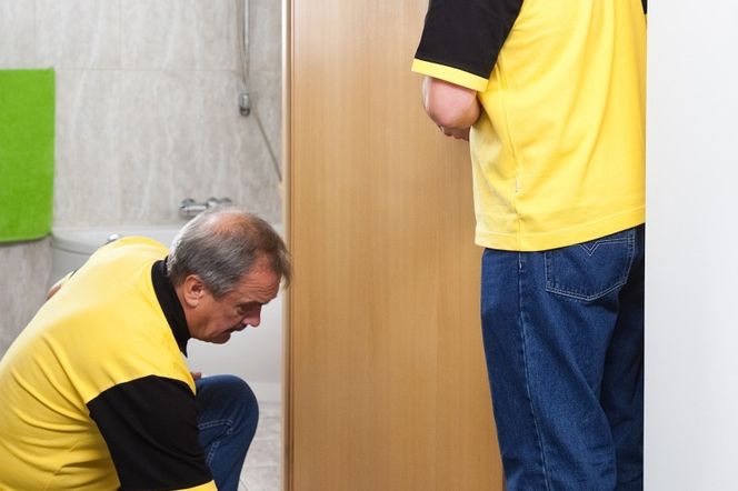 Skrzypiące drzwi: smarowanie zawiasów krok 1