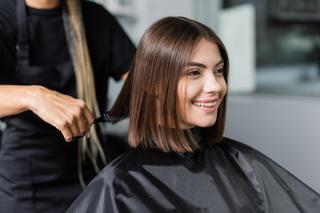 Fryzjerzy w 2024 głoszą, że wraca hit lat 70. Klientki błagają o brushing. Ta fryzura dodaje włosom mega objętości. Tłumaczymy, co to brushing