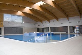 Prefabrykacja w obiektach sportowych – rodzaje prefabrykatów i bezpieczny transport na budowę