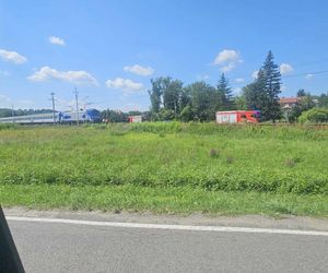 Poważny wypadek w Radziszowie. Samochód zderzył się z pociągiem, ogromne utrudnienia w ruchu