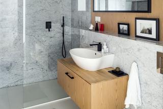 Elegancka łazienka z marmurową ścianą
