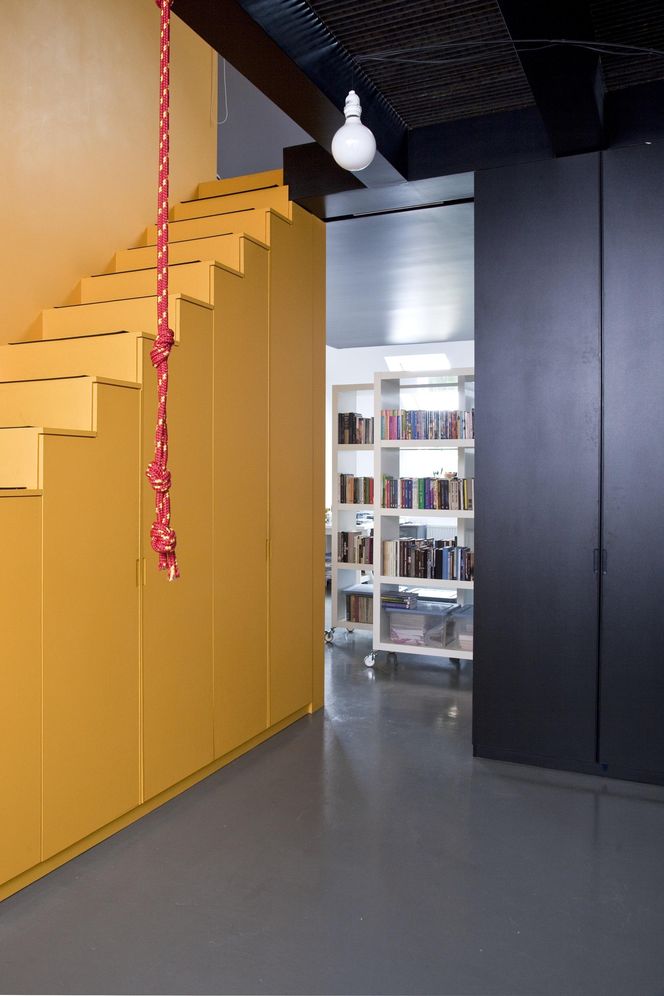 Książki w domu. Regał, półka, a może coś innego. Biblioteka z pomysłem