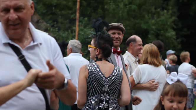 Wirują warkocze i wstążeczki. Tak bawili się lublinianie na potańcówce w skansenie!