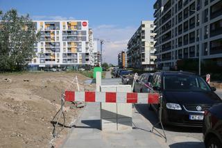 Skrzynka wyrosła na środku chodnika. Absurd w Ursusie