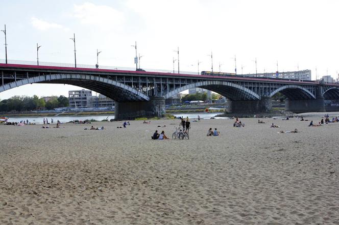 Plaża pod mostem Poniatowskiego w Warszawie