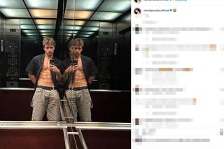 Maciej Musiał pręży klatę i rozpina spodnie