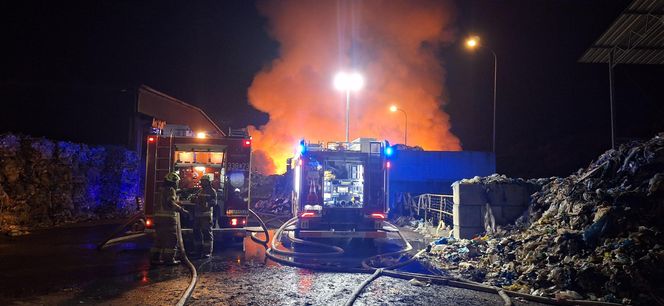 Strażacy walczyli z ogniem na składowisku odpadów w Bełżycach